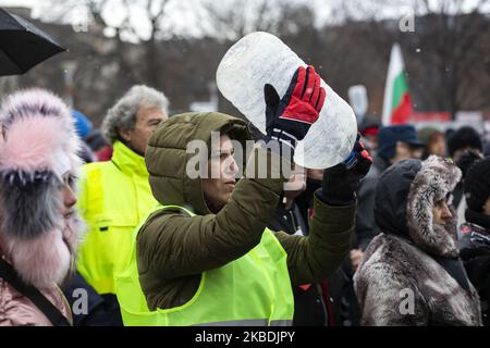 Cittadini della città di Pernik in processione e preghiera pubblica per la pioggia. Hanno protestato contro il regime idrico della città e hanno chiesto ai responsabili della crisi idrica di assumersi le proprie responsabilità. (Foto di Hristo Vladev/NurPhoto) Foto Stock