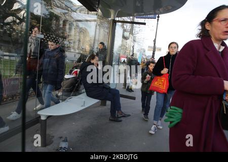 I pendolari aspettano alla fermata dell'autobus di Kleber Avenue durante lo sciopero generale dei trasporti del 28 dicembre 2019 a Parigi, Francia. I sindacati francesi dopo 25 giorni continuano a sciopero contro il sistema dei piani di riforma delle pensioni. (Foto di Paulo Amorim/NurPhoto) Foto Stock