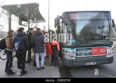 I pendolari salite a bordo di un autobus presso la Kleber Avenue durante lo sciopero generale del trasporto il 28 dicembre 2019 a Parigi, Francia. I sindacati francesi dopo 25 giorni continuano a sciopero contro il sistema dei piani di riforma delle pensioni. (Foto di Paulo Amorim/NurPhoto) Foto Stock