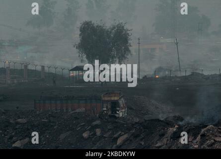 Il fumo si vede all'interno delle miniere di carbone a causa di un incendio senza fine appena alla periferia del Dhanbad, nello stato indiano di Jharkhand, il 30 dicembre 2019. (Foto di Str/NurPhoto) Foto Stock