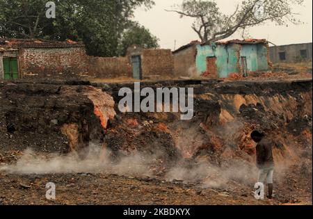 Il fumo si vede all'interno delle miniere di carbone a causa di un incendio senza fine appena alla periferia del Dhanbad, nello stato indiano di Jharkhand, il 30 dicembre 2019. (Foto di Str/NurPhoto) Foto Stock