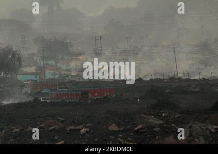 Il fumo si vede all'interno delle miniere di carbone a causa di un incendio senza fine appena alla periferia del Dhanbad, nello stato indiano di Jharkhand, il 30 dicembre 2019. (Foto di Str/NurPhoto) Foto Stock