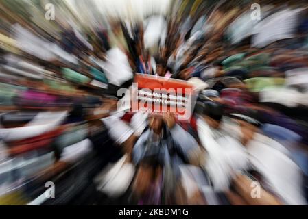 Studenti di diverse università partecipano a una protesta contro la cittadinanza Amendment Act (CAA) 2019 e non Register of Citizen (NRC) a Kolkata, India, 30 dicembre 2019. Molte persone sono morte e sono state detenute in tutto il paese in risposta alla protesta contro il CAA. (Foto di Indranil Aditya/NurPhoto) Foto Stock