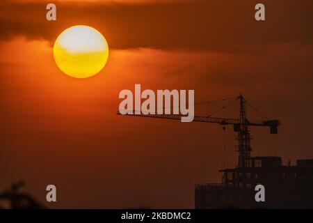 Il sole tramonta durante l'ultimo giorno dell'anno a Yangon, Myanmar, il 31 dicembre 2019. (Foto di Shwe Paw Mya Tin/NurPhoto) Foto Stock