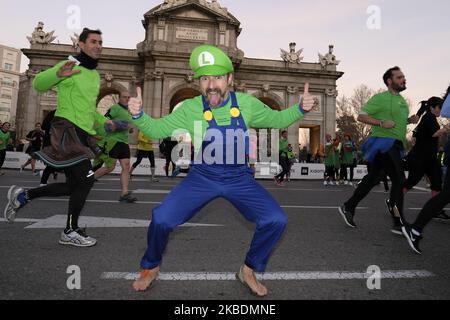 I concorrenti vestiti in costumi diversi partecipano alla gara denominata 'San Silvestre Vallecana', uno degli eventi di corsa più popolari che si tiene ogni anno il 31st dicembre a Madrid il 31 dicembre 2019 Spagna (Foto di Oscar Gonzalez/NurPhoto) Foto Stock