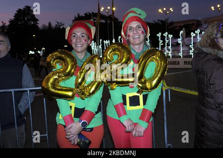 I concorrenti vestiti in costumi diversi partecipano alla gara denominata 'San Silvestre Vallecana', uno degli eventi di corsa più popolari che si tiene ogni anno il 31st dicembre a Madrid il 31 dicembre 2019 Spagna (Foto di Oscar Gonzalez/NurPhoto) Foto Stock