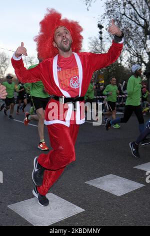 I concorrenti vestiti in costumi diversi partecipano alla gara denominata 'San Silvestre Vallecana', uno degli eventi di corsa più popolari che si tiene ogni anno il 31st dicembre a Madrid il 31 dicembre 2019 Spagna (Foto di Oscar Gonzalez/NurPhoto) Foto Stock