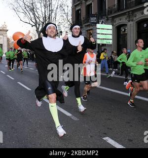 I concorrenti vestiti in costumi diversi partecipano alla gara denominata 'San Silvestre Vallecana', uno degli eventi di corsa più popolari che si tiene ogni anno il 31st dicembre a Madrid il 31 dicembre 2019 Spagna (Foto di Oscar Gonzalez/NurPhoto) Foto Stock