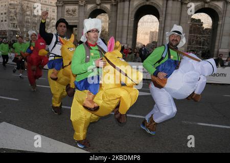 I concorrenti vestiti in costumi diversi partecipano alla gara denominata 'San Silvestre Vallecana', uno degli eventi di corsa più popolari che si tiene ogni anno il 31st dicembre a Madrid il 31 dicembre 2019 Spagna (Foto di Oscar Gonzalez/NurPhoto) Foto Stock