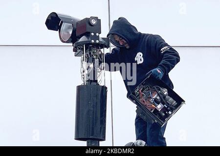 Un addetto alla manutenzione si vede rimuovere il meccanismo di registrazione da un dispositivo di applicazione della telecamera a luce rossa all'intersezione di Irving Park Rd e Laramie Ave a Chicago, Illinois, Stati Uniti il 31 dicembre 2019. Le telecamere a luci rosse di Chicago hanno emesso più di $700 milioni di dollari in biglietti e multe negli ultimi dieci anni. (Foto di Patrick Gorski/NurPhoto) Foto Stock