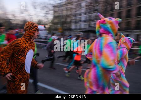 I concorrenti vestiti in costumi diversi partecipano alla gara denominata 'San Silvestre Vallecana', uno degli eventi di corsa più popolari che si tiene ogni anno il 31st dicembre a Madrid il 31 dicembre 2019 in Spagna. (Foto di Antonio Navia/NurPhoto) Foto Stock