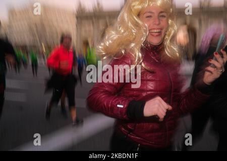 I concorrenti vestiti in costumi diversi partecipano alla gara denominata 'San Silvestre Vallecana', uno degli eventi di corsa più popolari che si tiene ogni anno il 31st dicembre a Madrid il 31 dicembre 2019 in Spagna. (Foto di Antonio Navia/NurPhoto) Foto Stock