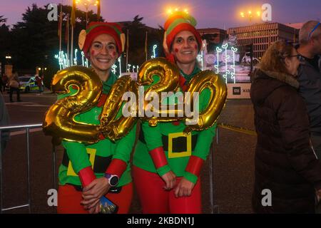 I concorrenti vestiti in costumi diversi partecipano alla gara denominata 'San Silvestre Vallecana', uno degli eventi di corsa più popolari che si tiene ogni anno il 31st dicembre a Madrid il 31 dicembre 2019 in Spagna. (Foto di Antonio Navia/NurPhoto) Foto Stock