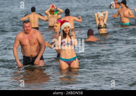 Oltre 100 membri del club di nuoto invernale di Danzica il 1st gennaio 2020 Gdanskie Morsy fa il bagno di Capodanno nelle fredde acque del Mar Baltico di Danzica, Polonia. I nuotatori invernali di Danzica festeggiano il Capodanno allo stesso modo dal 1974 (Foto di Michal Fludra/NurPhoto) Foto Stock