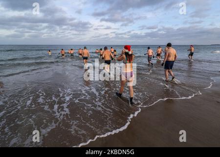 Oltre 100 membri del club di nuoto invernale di Danzica il 1st gennaio 2020 Gdanskie Morsy fa il bagno di Capodanno nelle fredde acque del Mar Baltico di Danzica, Polonia. I nuotatori invernali di Danzica festeggiano il Capodanno allo stesso modo dal 1974 (Foto di Michal Fludra/NurPhoto) Foto Stock