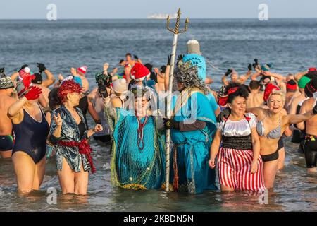 Oltre 100 membri del club di nuoto invernale di Danzica il 1st gennaio 2020 Gdanskie Morsy fa il bagno di Capodanno nelle fredde acque del Mar Baltico di Danzica, Polonia. I nuotatori invernali di Danzica festeggiano il Capodanno allo stesso modo dal 1974 (Foto di Michal Fludra/NurPhoto) Foto Stock