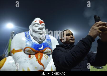 Un uomo prende selfie con la mascotte di visita Nepal 2020 durante il nuovo anno 2020 o visita Nepal 2020 celebrato a Kathmandu, Nepal Mercoledì, 01 gennaio 2020. (Foto di Narayan Maharjan/NurPhoto) Foto Stock