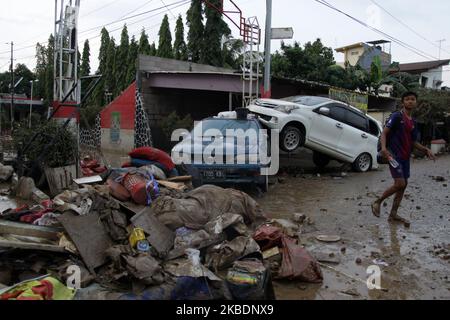 Situazione dopo che le inondazioni hanno colpito gli insediamenti nella città di Bekasi, Provincia di Giava Occidentale, periferia della capitale Giacarta giovedì 2nd gennaio 2020, lasciando fango, detriti e case e veicoli demoliti. (Foto di Aditya Irawan/NurPhoto) Foto Stock