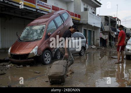 Situazione dopo che le inondazioni hanno colpito gli insediamenti nella città di Bekasi, Provincia di Giava Occidentale, periferia della capitale Giacarta giovedì 2nd gennaio 2020, lasciando fango, detriti e case e veicoli demoliti. (Foto di Aditya Irawan/NurPhoto) Foto Stock