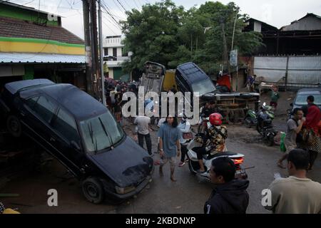 Situazione dopo che le inondazioni hanno colpito gli insediamenti nella città di Bekasi, Provincia di Giava Occidentale, periferia della capitale Giacarta giovedì 2nd gennaio 2020, lasciando fango, detriti e case e veicoli demoliti. (Foto di Aditya Irawan/NurPhoto) Foto Stock