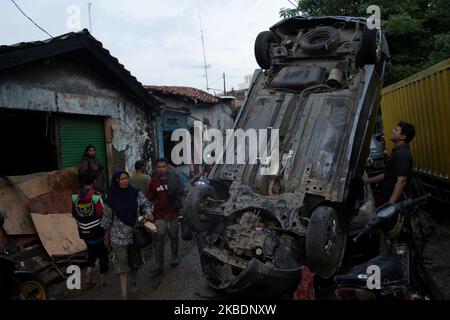 Situazione dopo che le inondazioni hanno colpito gli insediamenti nella città di Bekasi, Provincia di Giava Occidentale, periferia della capitale Giacarta giovedì 2nd gennaio 2020, lasciando fango, detriti e case e veicoli demoliti. (Foto di Aditya Irawan/NurPhoto) Foto Stock