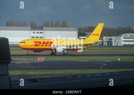 DHL Aviation - EAT Leipzig - European Air Transport Airbus A300 aereo da carico visto durante il decollo in fase di rotazione all'aeroporto internazionale Zaventem di Bruxelles BRU EBBR in Belgio. Il velivolo a reazione da cargo a corpo largo A300B4-622R(F) ha la registrazione D-AEAT. DHL Aviation Airways fa parte di DHL Express di proprietà di Deutsche Post e fornisce Express Logistics, trasporto aereo con sede a Bonn, Germania. (Foto di Nicolas Economou/NurPhoto) Foto Stock