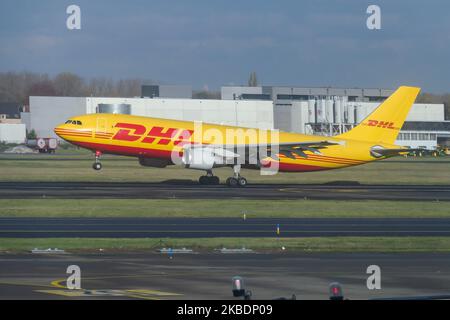 DHL Aviation - EAT Leipzig - European Air Transport Airbus A300 aereo da carico visto durante il decollo in fase di rotazione all'aeroporto internazionale Zaventem di Bruxelles BRU EBBR in Belgio. Il velivolo a reazione da cargo a corpo largo A300B4-622R(F) ha la registrazione D-AEAT. DHL Aviation Airways fa parte di DHL Express di proprietà di Deutsche Post e fornisce Express Logistics, trasporto aereo con sede a Bonn, Germania. (Foto di Nicolas Economou/NurPhoto) Foto Stock