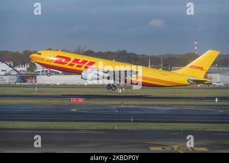 DHL Aviation - EAT Leipzig - European Air Transport Airbus A300 aereo da carico visto durante il decollo in fase di rotazione all'aeroporto internazionale Zaventem di Bruxelles BRU EBBR in Belgio. Il velivolo a reazione da cargo a corpo largo A300B4-622R(F) ha la registrazione D-AEAT. DHL Aviation Airways fa parte di DHL Express di proprietà di Deutsche Post e fornisce Express Logistics, trasporto aereo con sede a Bonn, Germania. (Foto di Nicolas Economou/NurPhoto) Foto Stock