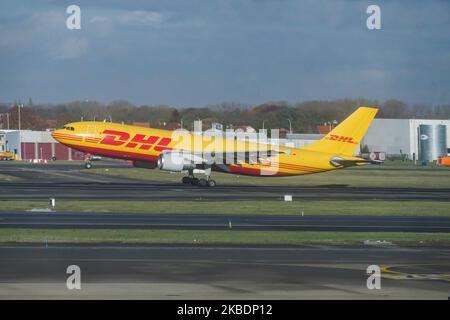 DHL Aviation - EAT Leipzig - European Air Transport Airbus A300 aereo da carico visto durante il decollo in fase di rotazione all'aeroporto internazionale Zaventem di Bruxelles BRU EBBR in Belgio. Il velivolo a reazione da cargo a corpo largo A300B4-622R(F) ha la registrazione D-AEAT. DHL Aviation Airways fa parte di DHL Express di proprietà di Deutsche Post e fornisce Express Logistics, trasporto aereo con sede a Bonn, Germania. (Foto di Nicolas Economou/NurPhoto) Foto Stock