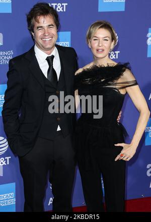 PALM SPRINGS, CALIFORNIA, USA - 02 GENNAIO: Rupert Goold e Renee Zellweger arrivano al 31st° gala annuale del Palm Springs International Film Festival Awards, che si terrà presso il Palm Springs Convention Center il 2 gennaio 2020 a Palm Springs, California, Stati Uniti. (Foto di Xavier Collin/Image Press Agency/NurPhoto) Foto Stock