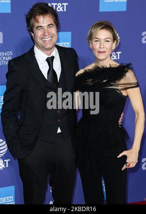 PALM SPRINGS, CALIFORNIA, USA - 02 GENNAIO: Rupert Goold e Renee Zellweger arrivano al 31st° gala annuale del Palm Springs International Film Festival Awards, che si terrà presso il Palm Springs Convention Center il 2 gennaio 2020 a Palm Springs, California, Stati Uniti. (Foto di Xavier Collin/Image Press Agency/NurPhoto) Foto Stock