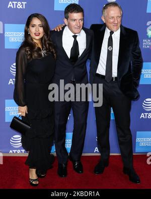 PALM SPRINGS, CALIFORNIA, USA - 02 GENNAIO: Salma Hayek, Antonio Banderas e Francois-Henri Pinault arrivano al 31st° gala annuale del Palm Springs International Film Festival Awards, che si terrà presso il Palm Springs Convention Center il 2 gennaio 2020 a Palm Springs, California, Stati Uniti. (Foto di Xavier Collin/Image Press Agency/NurPhoto) Foto Stock