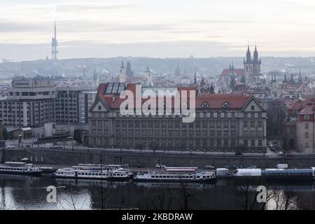 Fiume Moldava e panorama di Praga, foto durante la mattinata gelida a Praga, Repubblica Ceca il 3 gennaio 2020. Zizkov TV Tower sul retro, da sinistra sul fronte: Hotel International, Facoltà di giurisprudenza, Università Carlo. (Foto di Krystof Kriz/NurPhoto) Foto Stock