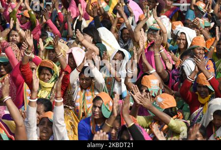 I sostenitori del Bharatiya Janata Party (BJP) durante il periodo di stand partys, il presidente e i rappresentanti eletti si incontrano per sostenere la nuova legge sulla cittadinanza, a Guwahati, Assam, India, sabato 4 gennaio, 2020. (Foto di David Talukdar/NurPhoto) Foto Stock