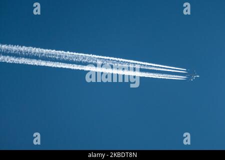 Un aereo commerciale di linea aerea che sorvola nel cielo blu lungo contrasta di condensazione dietro di esso ad un'altitudine molto alta di 40,000 piedi. L'aereo di linea è un aereo a due piani Etihad Airways a cassone largo e lungo raggio Airbus A380 con registrazione A6-APC che vola da Abu Dhabi, Emirati Arabi Uniti AUH a Londra Heathrow aeroporto LHR in Inghilterra, Regno Unito. Il logo ETIHAD è visibile sul ventre della fusoliera del jetliner l'aereo di volo si trova sopra la città di Maastricht nei Paesi Bassi, venendo dalla Germania ed entrando nello spazio aereo del Belgio in pochi minuti. (Foto di Nicolas Economou/NurPhoto) Foto Stock