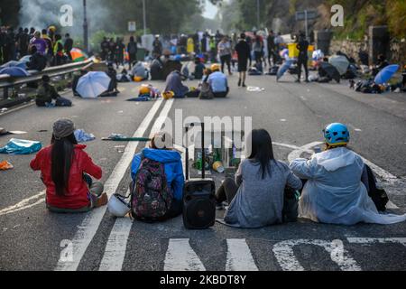 I manifestanti attendono fino alla mattina successiva il 13 novembre 2019. Battaglia del ponte numero due nell'Università cinese di Hong Kong. La polizia che entra all'università e gli studenti spingono indietro la polizia. (Foto di Kwan Wong/NurPhoto) Foto Stock