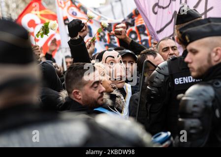 Gli striker RATP, tra cui uno che indossa una maschera di Casa De Papel, brandiscono le rose e il loro pugno nell'aria in omaggio ad Alix, uno dei loro compagni di striker che si sono suicidati qualche giorno prima di questo sabato 4 gennaio 2020, su invito dei sindacati CGT, FO, La FSU e l'intero movimento intersindacale, colpendo i lavoratori ferroviari RATP e SNCF, gli insegnanti e migliaia di giacche gialle hanno manifestato a Parigi tra la Gare de Lyon e la Gare de l'Est per protestare contro la riforma delle pensioni. (Foto di Samuel Boivin/NurPhoto) Foto Stock