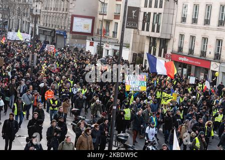 Panoramica della processione dei dimostranti questo Sabato, 4 gennaio 2020, come il CGT, FO, La FSU e tutti i sindacati intersindacali, i lavoratori ferroviari della RATP e della SNCF, gli insegnanti e migliaia di giacche gialle hanno manifestato a Parigi tra la Gare de Lyon e la Gare de l'Est per protestare contro la riforma delle pensioni. (Foto di Samuel Boivin/NurPhoto) Foto Stock