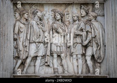 Scena scultorea sull'Arco di Traiano, storico arco trionfale romano di Benevento in Campania, in onore dell'Imperatore Traiano, fu eretto il 27 dicembre 2019 attraverso la Via Appia. (Foto di Diego Cupolo/NurPhoto) Foto Stock