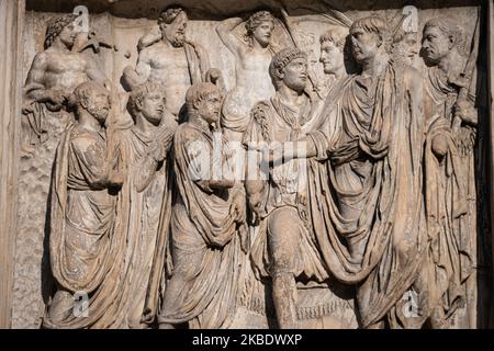 Scena scultorea sull'Arco di Traiano, storico arco trionfale romano di Benevento in Campania, in onore dell'Imperatore Traiano, fu eretto il 27 dicembre 2019 attraverso la Via Appia. (Foto di Diego Cupolo/NurPhoto) Foto Stock