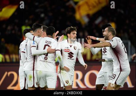Andrea Belotti festeggiatescon Simone Verdi dopo aver segnato il gol 0-1 durante la Serie Italiana Una partita di calcio tra AS Roma e FC Torino allo Stadio Olimpico di Roma, il 5 gennaio 2020. (Foto di Silvia Lore/NurPhoto) Foto Stock