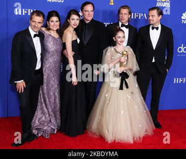 BEVERLY HILLS, LOS ANGELES, CALIFORNIA, USA - GENNAIO 05: David Heyman, Shannon McIntosh, Margaret Qualley, Quentin Tarantino, Brad Pitt, Julia Butters e Leonardo DiCaprio posano nella sala stampa ai 77th Annual Golden Globe Awards che si terranno presso il Beverly Hilton Hotel il 5 gennaio 2020 a Beverly Hills, Los Angeles, California, Stati Uniti. (Foto di Xavier Collin/Image Press Agency/NurPhoto) Foto Stock