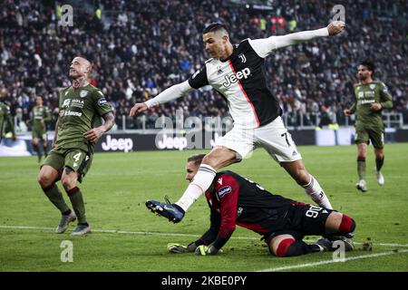 Il forward Juventus Cristiano Ronaldo (7) segna il suo obiettivo per renderlo 4-0 durante la Serie A Football Match n.18 Juventus e Cagliari il 06 gennaio 2020 allo Stadio Allianz di Torino, Piemonte, Italia. (Foto di Matteo Bottanelli/NurPhoto) Foto Stock