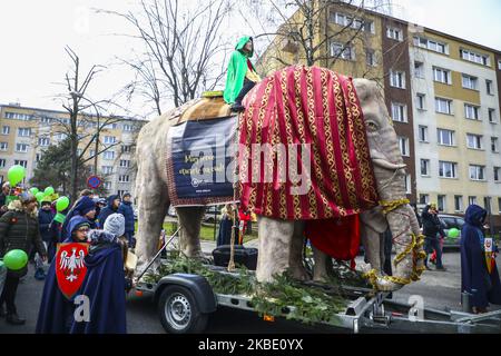 Un uomo vestito come magus Balthazar cavalca un elefante durante la celebrazione dell'Epifania, conosciuta come il giorno dei tre Re, a Cracovia, in Polonia il 06 gennaio 2020. La parata commemora la visita biblica dei tre Magi, noti come tre saggi, al piccolo Gesù dopo la sua nascita. (Foto di Beata Zawrzel/NurPhoto) Foto Stock