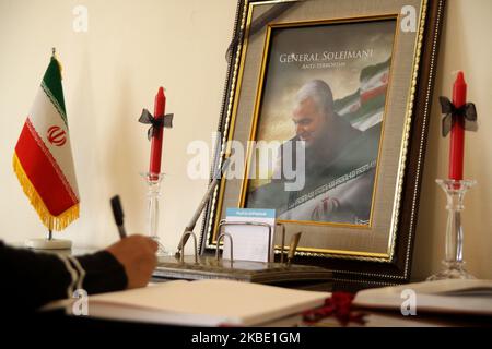 I rappresentanti dei paesi amici e dei cittadini indonesiani hanno espresso le loro condoglianze per la morte del comandante della forza dell'IRGC Qasem Soleimani all'Ambasciata dell'Iran a Giacarta, martedì 7 gennaio 2020. Primo generale iraniano, Qasem Soleimani è stato assasinato in uno sciopero aereo degli Stati Uniti il 3 gennaio, vicino all'aeroporto internazionale di Baghdad, in Iraq, che aumenta la tensione nella regione del Medio Oriente. (Foto di Aditya Irawan/NurPhoto) Foto Stock