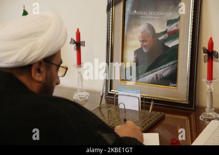 I rappresentanti dei paesi amici e dei cittadini indonesiani hanno espresso le loro condoglianze per la morte del comandante della forza dell'IRGC Qasem Soleimani all'Ambasciata dell'Iran a Giacarta, martedì 7 gennaio 2020. Primo generale iraniano, Qasem Soleimani è stato assasinato in uno sciopero aereo degli Stati Uniti il 3 gennaio, vicino all'aeroporto internazionale di Baghdad, in Iraq, che aumenta la tensione nella regione del Medio Oriente. (Foto di Aditya Irawan/NurPhoto) Foto Stock