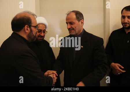 Mohammad Azad (2nd R), Ambasciatore dell'Iran per l'Indonesia, incontra i rappresentanti dei paesi amici e dei cittadini indonesiani che hanno espresso le loro condoglianze per la morte del comandante della forza dell'IRGC Qasem Soleimani, generale dell'Ambasciata dell'Iran a Giacarta, martedì 7 gennaio 2020. Primo generale iraniano, Qasem Soleimani è stato assasinato in uno sciopero aereo degli Stati Uniti il 3 gennaio, vicino all'aeroporto internazionale di Baghdad, in Iraq, che aumenta la tensione nella regione del Medio Oriente. (Foto di Aditya Irawan/NurPhoto) Foto Stock