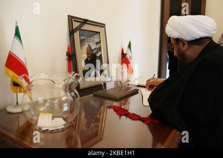 I rappresentanti dei paesi amici e dei cittadini indonesiani hanno espresso le loro condoglianze per la morte del comandante della forza dell'IRGC Qasem Soleimani all'Ambasciata dell'Iran a Giacarta, martedì 7 gennaio 2020. Primo generale iraniano, Qasem Soleimani è stato assasinato in uno sciopero aereo degli Stati Uniti il 3 gennaio, vicino all'aeroporto internazionale di Baghdad, in Iraq, che aumenta la tensione nella regione del Medio Oriente. (Foto di Aditya Irawan/NurPhoto) Foto Stock