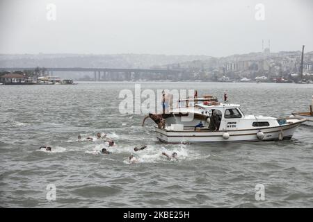 I fedeli ortodossi si tuffano nelle gelide acque del Bosforo per recuperare il crocifisso ligneo durante la Giornata dell'Epifania ortodossa che segna l'anniversario del battesimo e della nascita di Gesù, a Istanbul, Turchia, il 6 gennaio 2020 (Foto di Onur Dogman/NurPhoto) Foto Stock