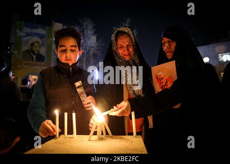 La gente dell'Iran in varie parti del paese, specialmente la gente della capitale iraniana, ha acceso le candele e ha lutto la notte della sepoltura del generale Qasem Soleimani, a Teheran, in Iran, il 7 giugno 2019. I pianti hanno affollato le strade di Teheran per cerimonie per rendere omaggio a Soleimani, che guidò le operazioni in Medio Oriente dell'Iran come comandante della forza dei Quds delle Guardie rivoluzionarie e fu ucciso in uno sciopero con droni negli Stati Uniti il 3 gennaio vicino all'aeroporto di Baghdad. (Foto di Hamid Vakili/NurPhoto) Foto Stock